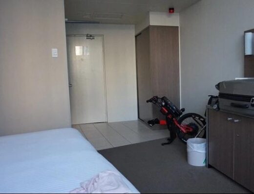 Habitación accesible. Espacio con diámetro de giro de 150 cm. Hotel DoubleTree by Hilton en Cairns, Australia. Imagen cedida por https://fly-urrun.com