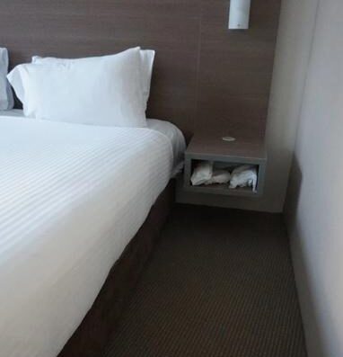 Espacio de transferencia a la cama de la habitación accesible. Hotel DoubleTree by Hilton en Cairns, Australia. Imagen cedida por https://fly-urrun.com