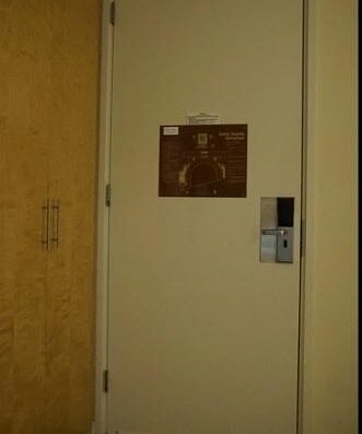 Entrada de la habitación accesible. Hotel Sofitel Sidney, Australia. Imagen cedida por https://fly-urrun.com/