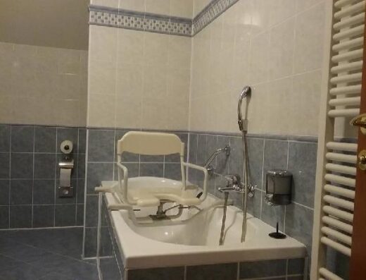 Silla giratoria para acceder a bañera en una de las habitaciones accesibles del Hotel Modrá Ruze, Praga.
