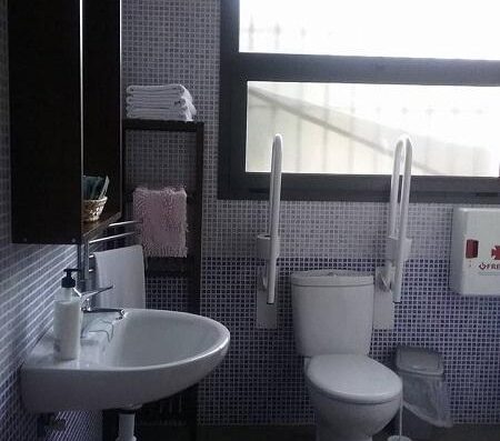 Baño adaptado del apartamento accesible. Apartamentos turísticos vía verde de la Sierra, Olvera, Cádiz.