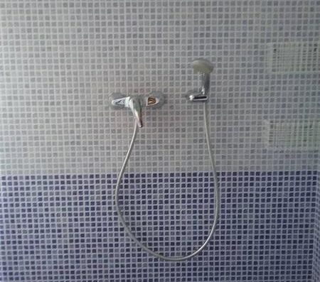 Ducha a cota cero del apartamento accesible. Apartamentos turísticos vía verde de la Sierra, Olvera, Cádiz.