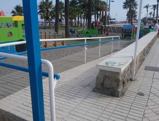 Acceso a través de rampa. Playa Torre del Mar, playa accesible en Vélez-Málaga.