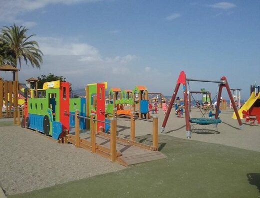 Parque infantil accesible. Playa Torre del Mar, playa accesible en Vélez-Málaga.