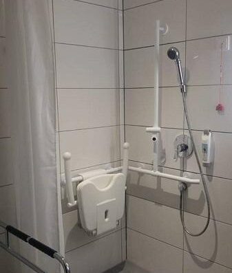 Interior de baño adaptado de una de las habitaciones accesibles del Hotel Muenchen City Arnulfpark, Múnich.