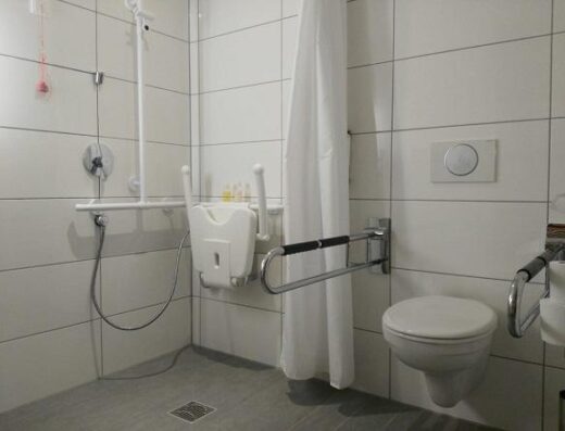 Otro de los baños adaptados de una de las habitaciones accesibles del Hotel Muenchen City Arnulfpark, Múnich.