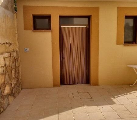 Acceso al edificio. Albergue la Chopera, Inestrillas.