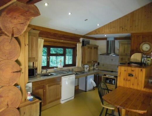Cocina con mobiliario que permite acercamiento frontal en silla de ruedas. Tamarack Logde. Imagen tomada de www.tamaracklodge.co.uk