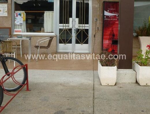 Entrada accesible a través de cafetería. Albergue Hostel As Eiras, Santo Estevo de Lires, A Coruña.