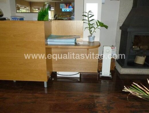 Recepción con mostrador adaptado. Albergue Hostel As Eiras, Santo Estevo de Lires, A Coruña.