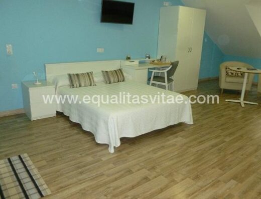 Una de las habitaciones privadas, accesibles para PRM. Albergue Arribada, Muxía.