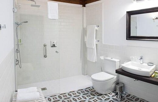 Interior del baño adaptado de la habitación accesble del Hotel 3 Cabos, El Vallín, Asturias. Imagen tomada de www.hotelrural3cabos.com
