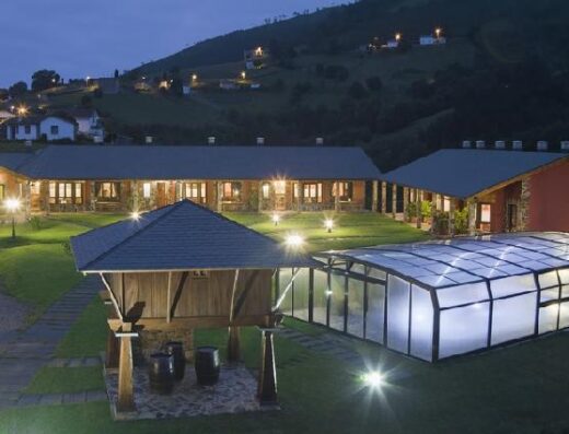 Vista exterior de los apartamentos El Fresnu, Silvamayor, Asturias.