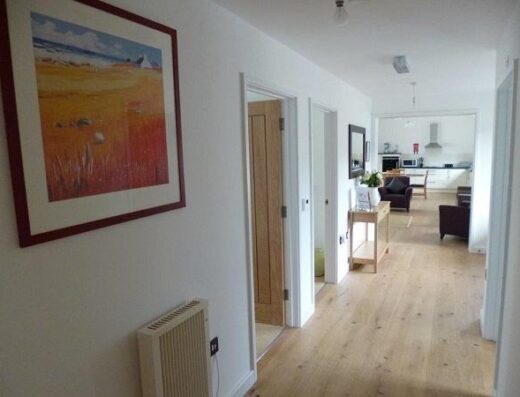 Interior de la casa, amplio pasillo. Casa Ralph Boyce, Inglaterra.