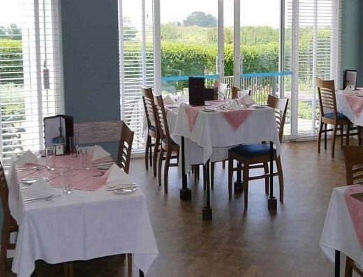 Zona comedor, Mesas accesibles frontalmente en silla de ruedas. Hotel Maison des Landes, Jersey. Imagen tomada de https://maisondeslandes.co.uk/