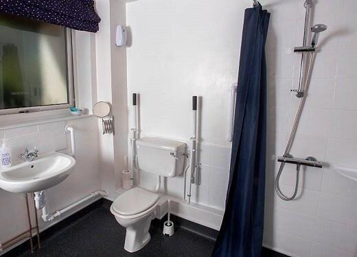 Baño adapatdo de la Casa Ceniza. Casas de Vacaciones en Minehead Imagen tomada de www.primrosehillholidays.co.uk