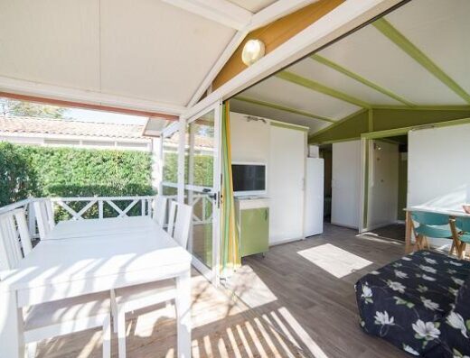 Zona terraza y acceso a interior de bungalow accesible. Camping Barcelona. Imagen tomada de www.campingbarcelona.com