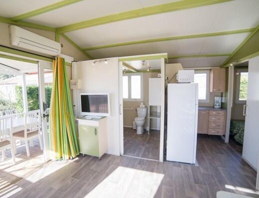Interior bungalow adaptado. Camping Barcelona. Imagen tomada de www.campingbarcelona.com