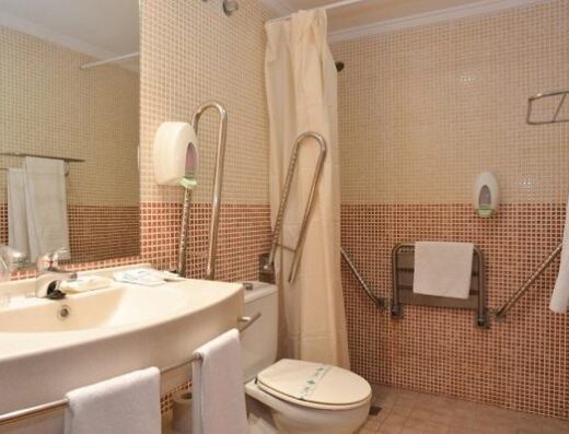 Baño adaptado de la habitación accesible. Hotel Torrejoven en Torrevieja. Imagen tomada de http://hoteltorrejoven.com
