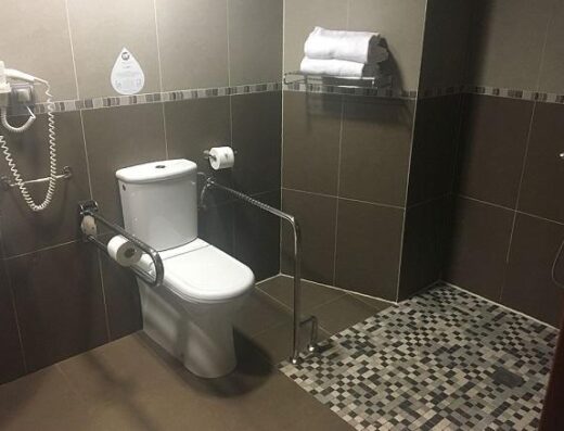 Interior del baño adaptado de una de las habitaciones accesibles. Hotel Balneari Oca Rocallaura. Imagen tomada de https://ocahotels.com