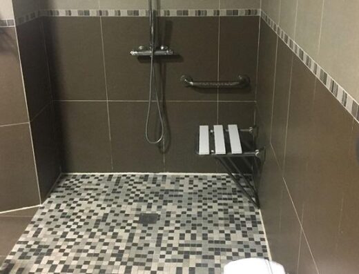 Zona ducha, interior baño adapado. Hotel Balneari Oca Rocallaura. Imagen tomada de https://ocahotels.com