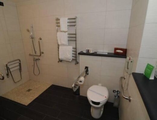 Baño adaptado habitación. Hotel Lapap, Dubrownik, Croacia. Imagen tomada de www.hotel-lapad.hr/es/