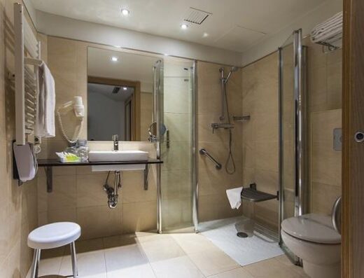 Interior baño adaptado Hotel Codina, San Sebastián. Imagen tomada de www.hotelcodina.es