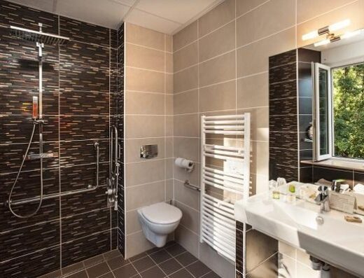 Interior baño adaptado de una de las habitaciones accesibles. Hotel les 2 Rives, La Canourge. Imagen tomada de www.hotel-les2rives.com