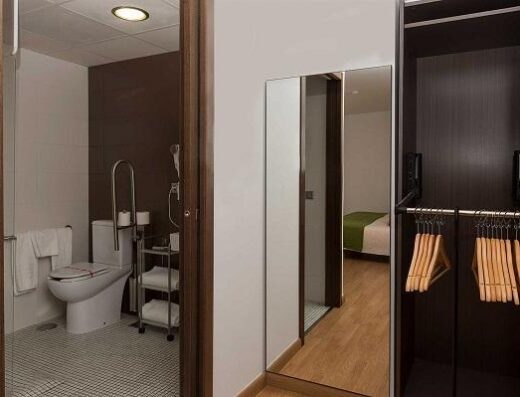 Acceso al baño adaptado. Hotel Rocamar de Benidorm. Imagen tomada de www.hotelrocamarbenidorm.es/es/