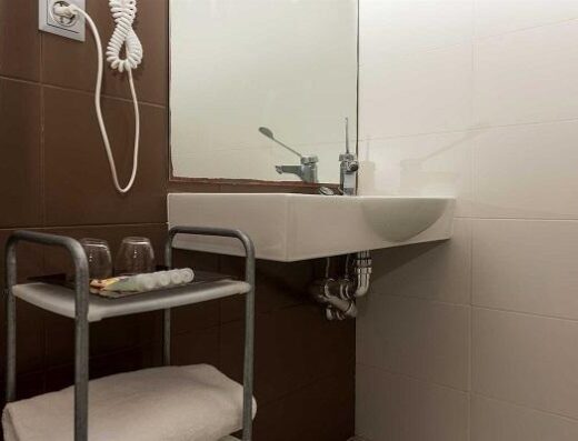 Lavabo sin pie, baño adaptado. Hotel Rocamar, Benidorm. Imagen tomada de www.hotelrocamarbenidorm.es/es/