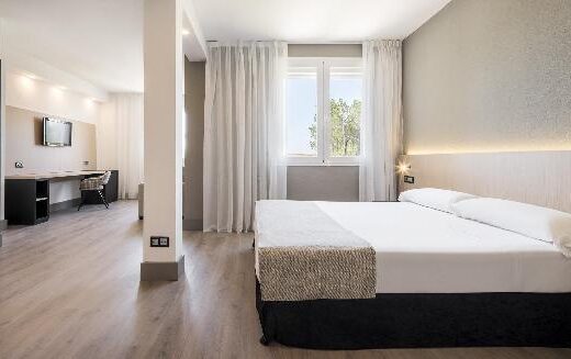 Una de las habitaciones accesibles del Hotel Ilunion Las Lomas, Mérida. Imagen facilitada por ILUNION hotels.