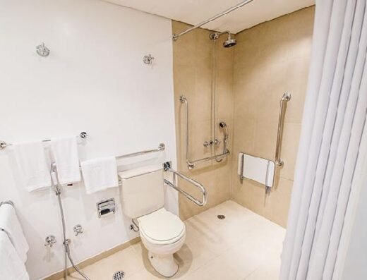 Interior baño adaptado de una de las habitaciones accesibles del Hotel Transamérica, Sao Paulo. Imagen: www.transamerica.com.br/