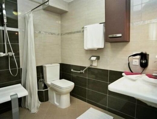 Interior del baño adaptado de la habitación. Hotel L´Anvia, Francia. Imagen de www.hotel-lanvia.fr
