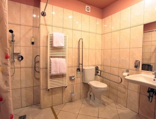 Baño adaptado de una de las habitaciones accesibles del  Hotel Atlantic, Praga. Imagen de www.hotel-atlantic.cz/es