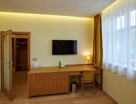 Habitación accesible con escritorio. Pensión Jeznik, Krnov, República Checa. Imange de www.pensionjeznik.com