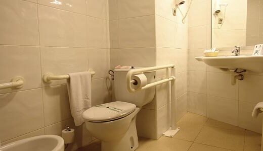 Baño adaptado de la habitación. Hotel Aqua hotel Onabrava & Spa, Santa Susana. Imagen de www.aquahotel.com/hoteles/onabrava-spa