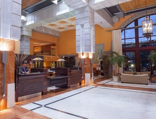 Recepción con mostrador rebajado.  Hotel Lopesan Costa Meloneras, hotel accesible para PMR. Imagen de www.lopesan.com