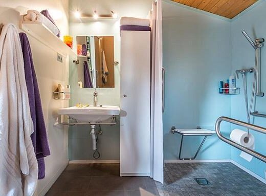 Interior del baño adaptado para PMR. Camping Stel, Roda de Bará, Tarragona. Imagen de www.stel.es/rodadebara/es