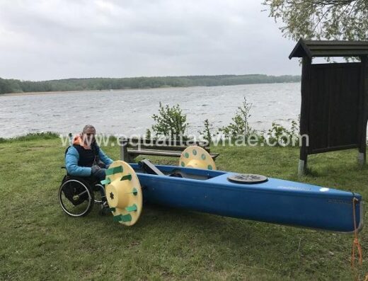 Canoa accesible. En lugar de remos lleva un sistema de handbike