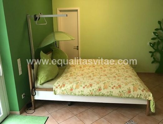 Apartamento verde. Cama articulada con triángulo