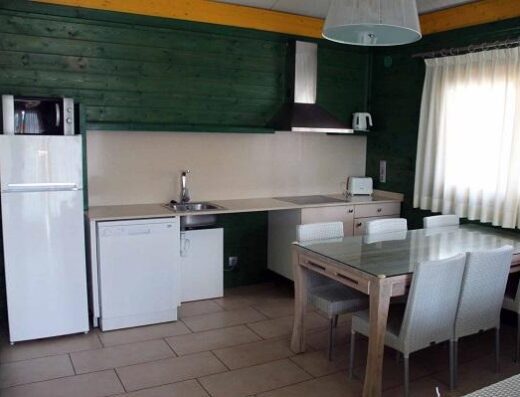 Cocina con huecos inferiores libres. Villa Bonita, alojamiento accesible.  Cambrils Park Resort. Imagen de www.cambrilspark.com