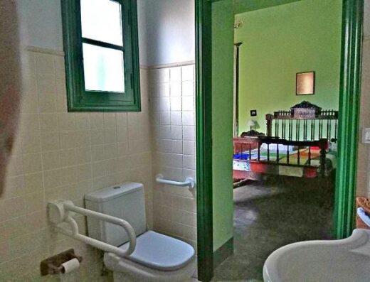 Baño adaptado de la habitación principal de Villa María. Complejo rural turístico Los Gavilanes, Santa Cruz de Tenerife. Imagen facilitada por el propietario