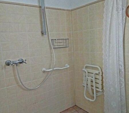 Ducha adaptada de la habitación principal de Villa María. Complejo rural turístico Los Gavilanes, Santa Cruz de Tenerife. Imagen facilitada por el propietario