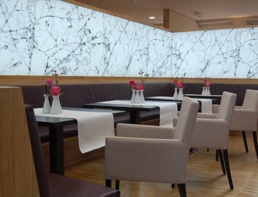Mesas de comedor que permiten acercamiento frontal en silla de ruedas. Heidehotel, Bad Bevensen, Alemania. Imagen cedida por el hotel.