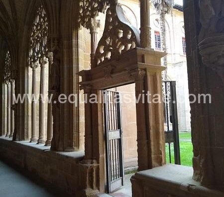 Acceso al patio del Claustro de Santa María la Real de Nájera.