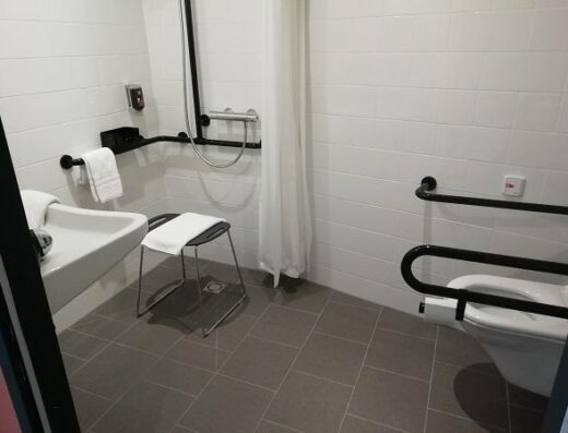 Baño adaptado de habitación accesible. ibis Styles Wien Messe Prater, Viena. Imagen cedida por usuario.