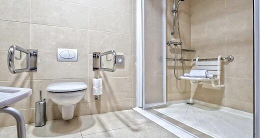 Baño adaptado de una de las habitaciones accesibles del Arona Gran Hotel y Spa, Santa Cruz de Tenerife. Imagen de www.springhoteles.com/es/arona-gran-hotel-tenerife