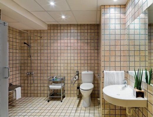 Baño adaptado de una de las habitaciones del H10 Vintage Salou. Imagen de www.h10hotels.com
