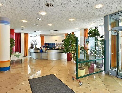 Hall, zona recepción. Hotel Kolping Viena Central. Imagen de www.kolping-wien-zentral.at
