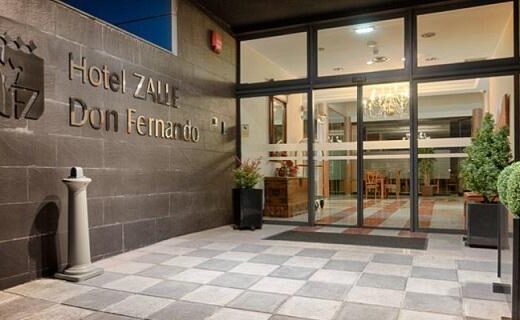Entrada al hotel. Hotel Zalle Don Fernando, Asturias. Imagen de www.zalledonfernando.com